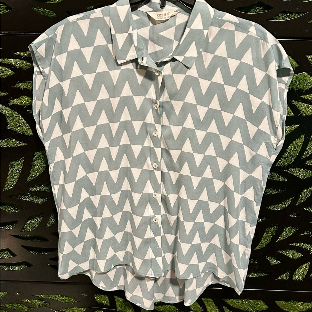 kozzi  Women's Zigzag Button Up Shirt - Green and White, Large